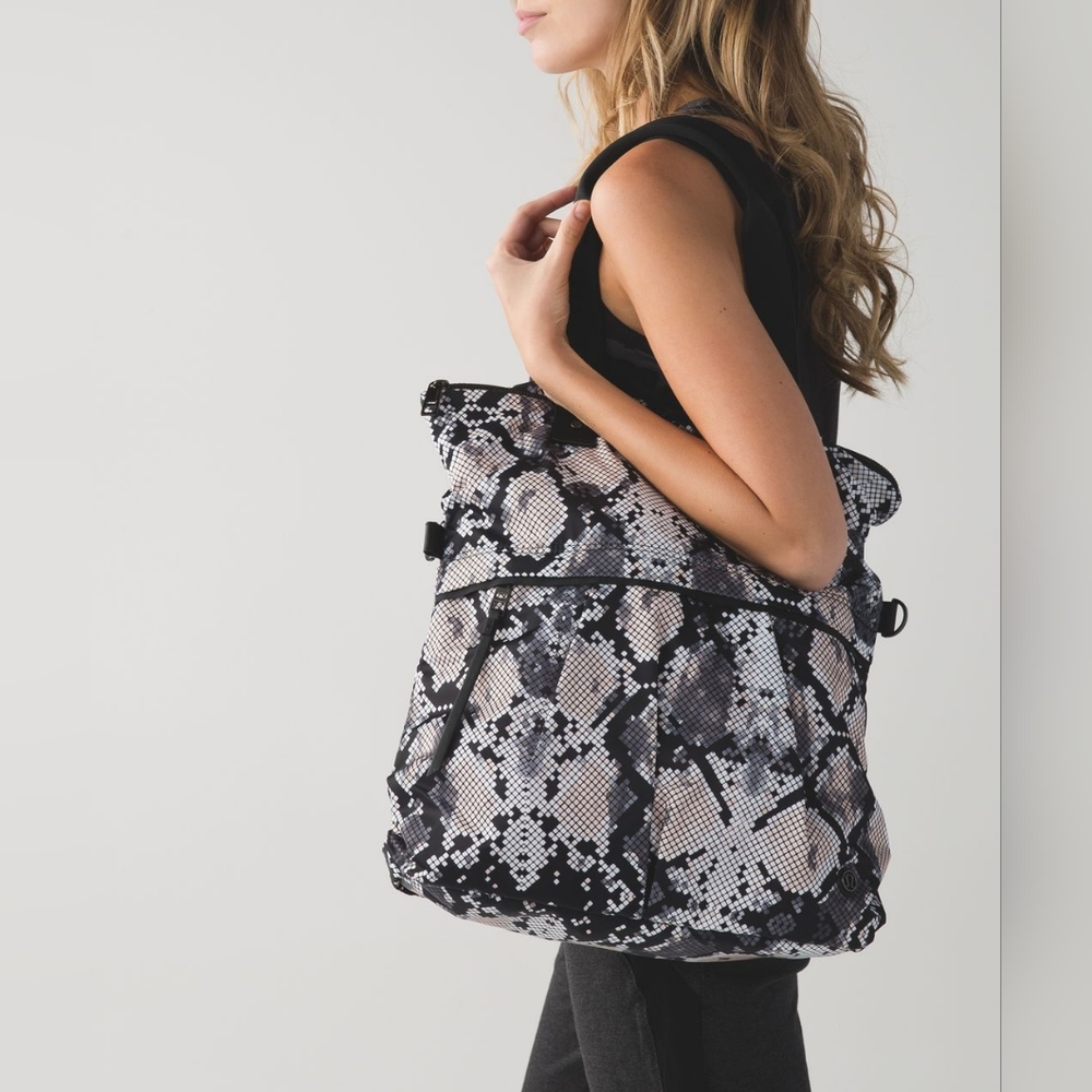 🎄Lululemon Twice As Nice Tote in Ziggy Snake Butter Pink Black / Black
